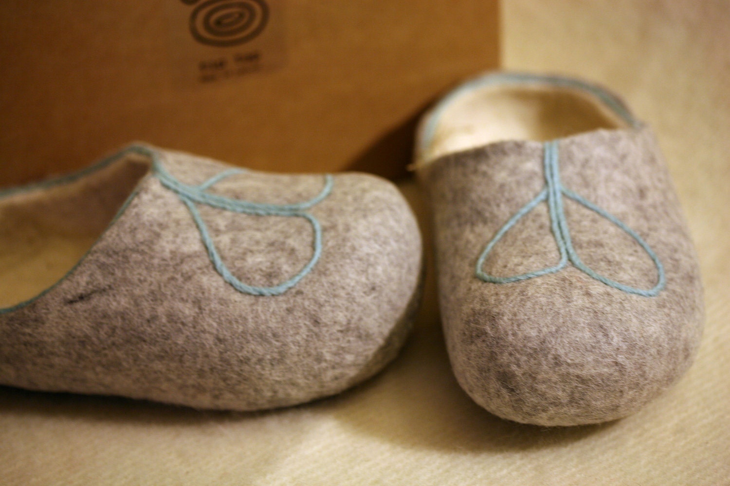 Grey felt slippers with blue decors - DGstyle