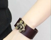 Antique Style Catch Ornament Leather Bracelet(Dark Brown)