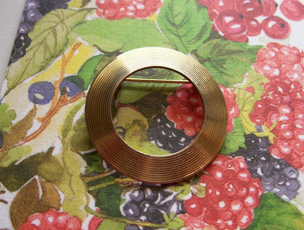 Vintage gold tone ribbed circle hat coat pin brooch