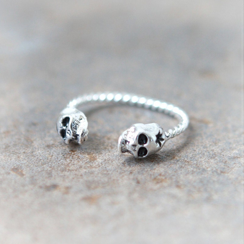 Tiny Skulls ring in silver / adjustable ring