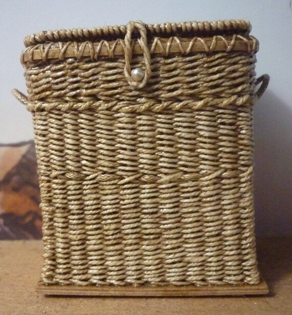 CDHM Gallery of Lidi Stroud, IGMA Artisan of Into Minis makes hand woven baskets, from Moses beds, crab pots, hampers, olla bowls, and more all in 1:12 scale for dollhouse miniatures 