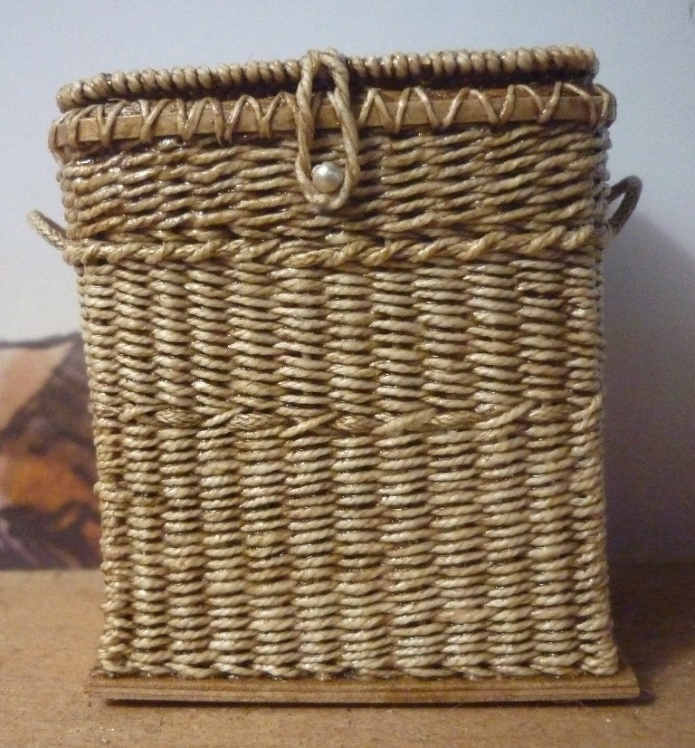 CDHM Gallery of Lidi Stroud, IGMA Artisan of Into Minis makes hand woven baskets, from Moses beds, crab pots, hampers, olla bowls, and more all in 1:12 scale for dollhouse miniatures 