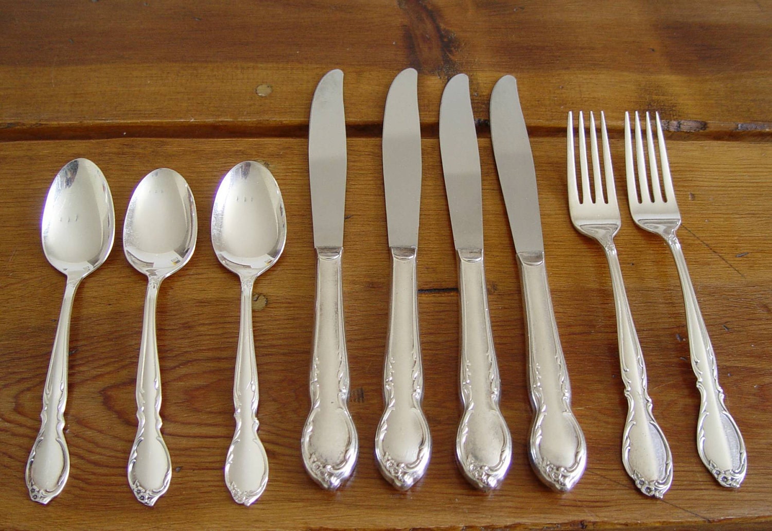 9 PC. Vintage Wm Rogers IS Moonlight / Lovelight / Royal Victorian pattern Circa 1959 8 PC. Knives & Fork Spoons Set - Silverplate