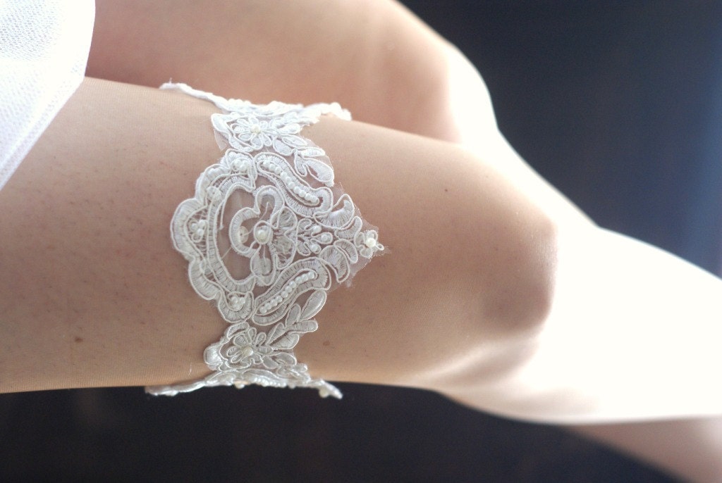 Heirloom Ivory Bridal Garter Set
