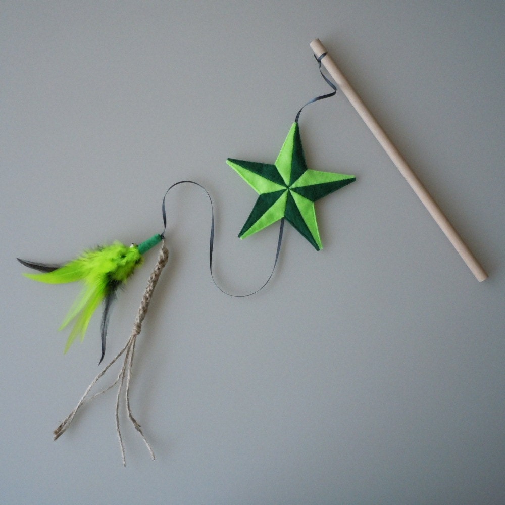 Wand Cat Toy Green Felt Nautical Star with Feathers and Knotted Jute Rope