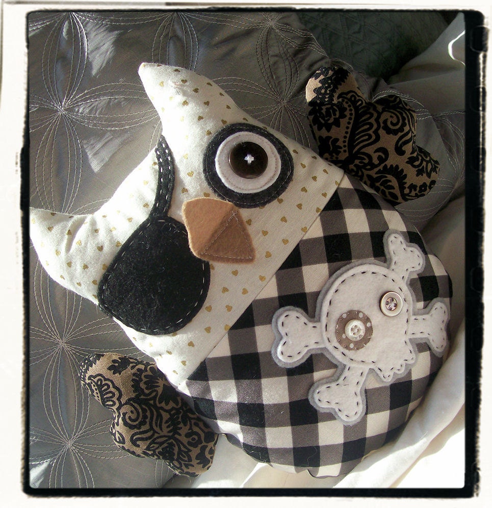 PIRATE OWL - Gold Hearts, Black and Cream Gingham