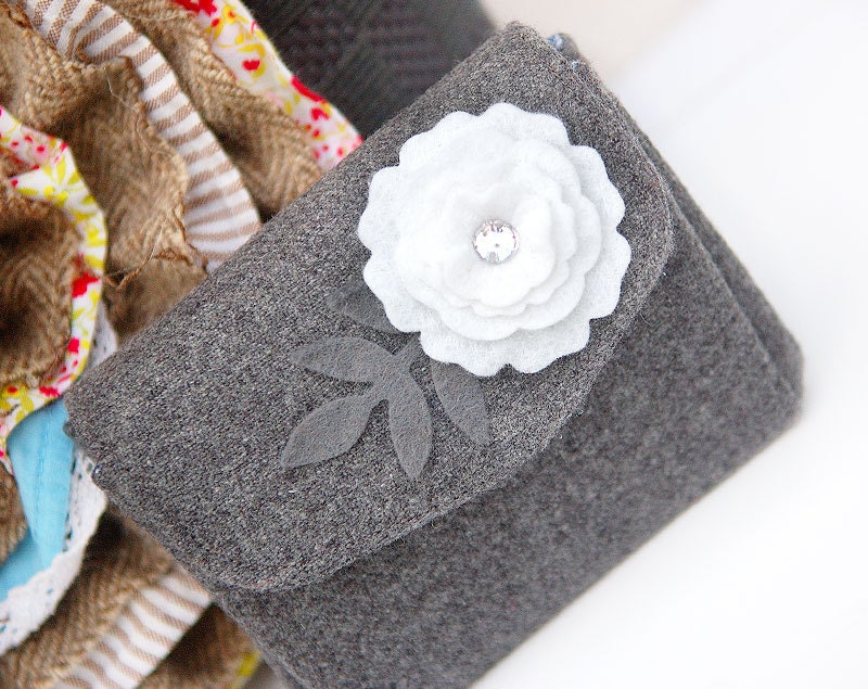 Gray Wool Tweed Wallet with White Felt Applique Flower. Folding Coin Purse with diamond look jewel