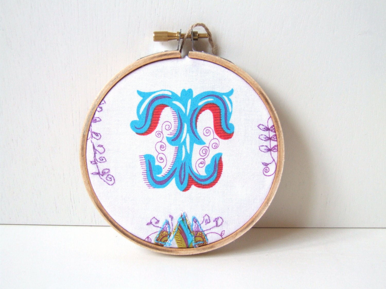 embroidery hoop letter T baban cat