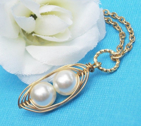 2 Peas in a Pod Gold Necklace for Two Special People - Ideal Gift for Brides, Bridesmaids, Friends, Best Friends, Sisters Or Mom Gift