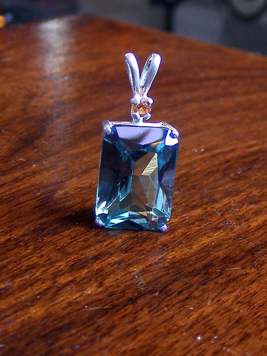 Grenn sapphire pendant with Padparadscha sapphire accent.