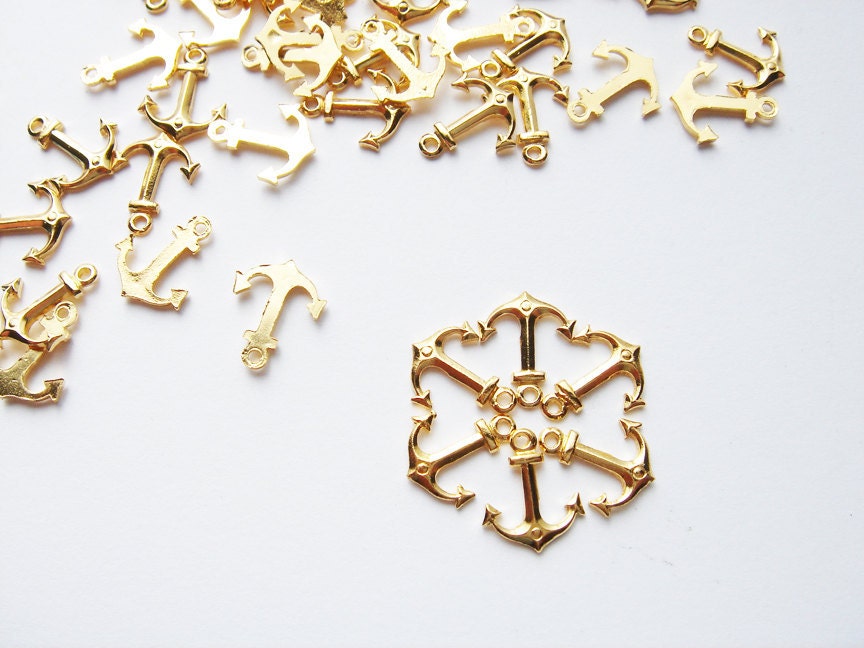 60 Vintage gold tone small Anchor Charms HC092