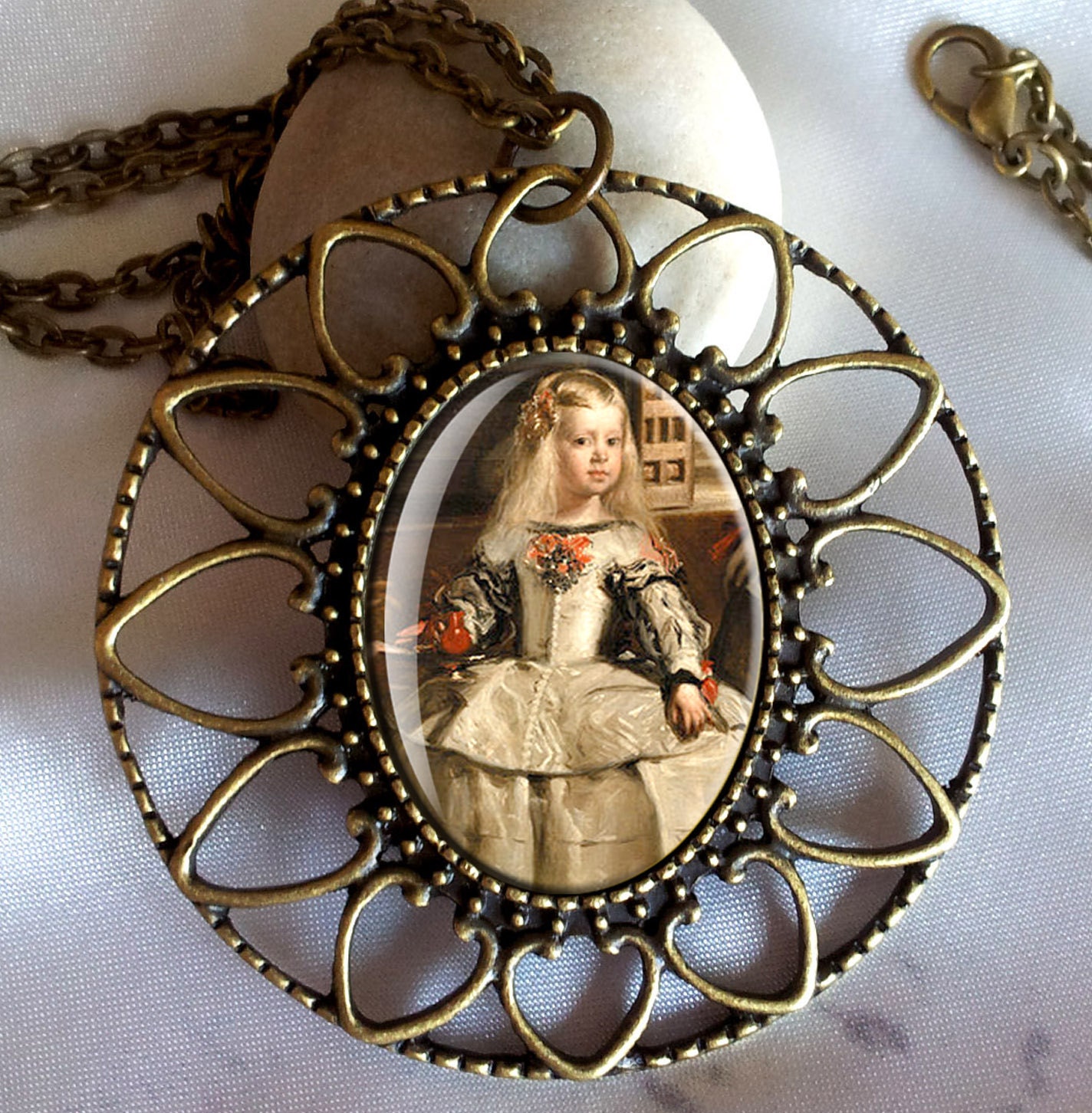 Menina (Las Meninas, Diego Velázquez), Pendant Vintage Bronze. Oval Glass Tile Art Photo