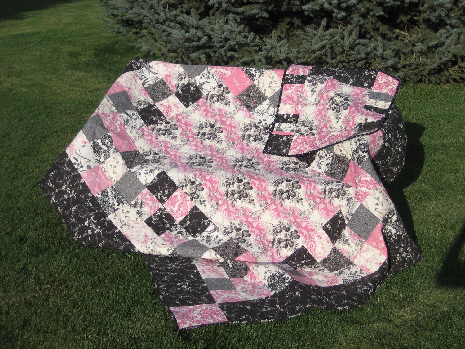 Full Size Bed Quilt and Wallhanging Set in Victorian Pink and Black