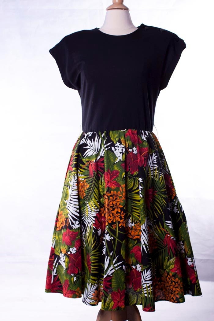 Beautiful vintage sleeveless 70's/80's island fever dress
