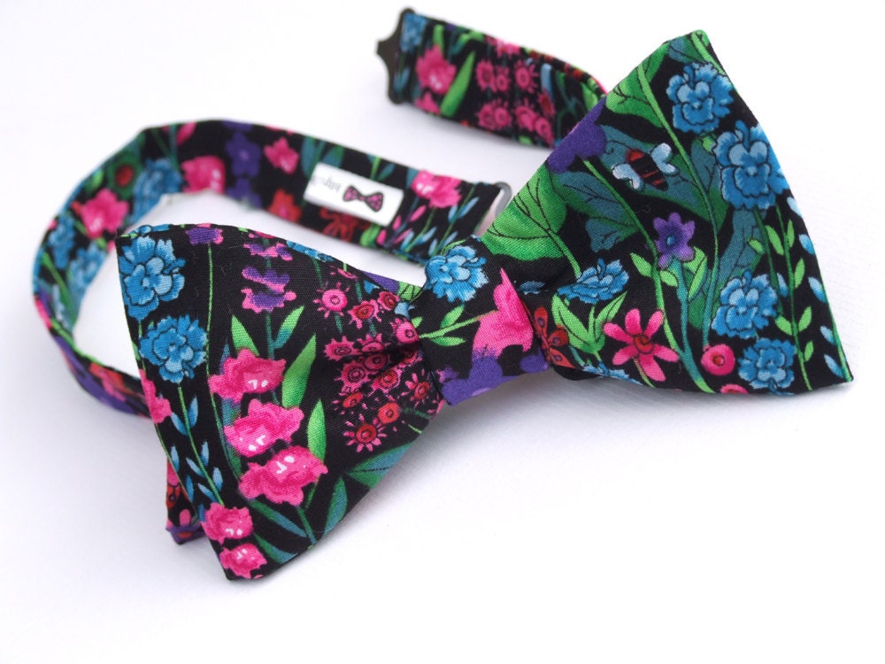 Bow tie - floral cotton print / freestyle bowtie - I make freestyle bowties for men.
