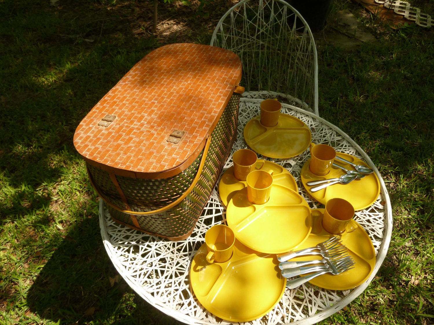 Great Looking Green and Tan Woven Wicker Picnic Basket