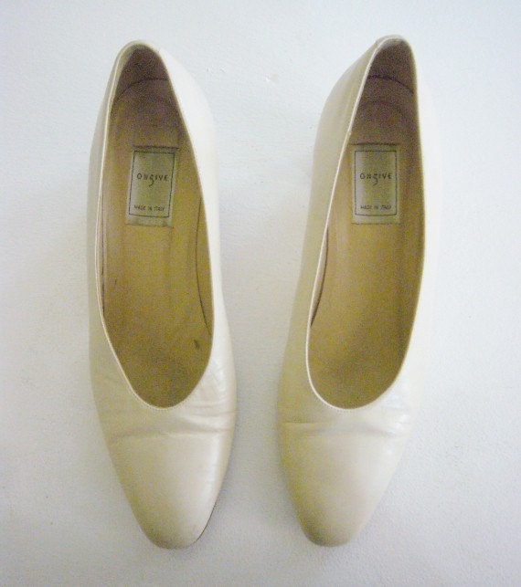 80s Cream Pumps Vintage 90s White Leather Shoes Italian 8B Ivory Round Point Toe Low Heels Formal Wedding Garden Party Shoes