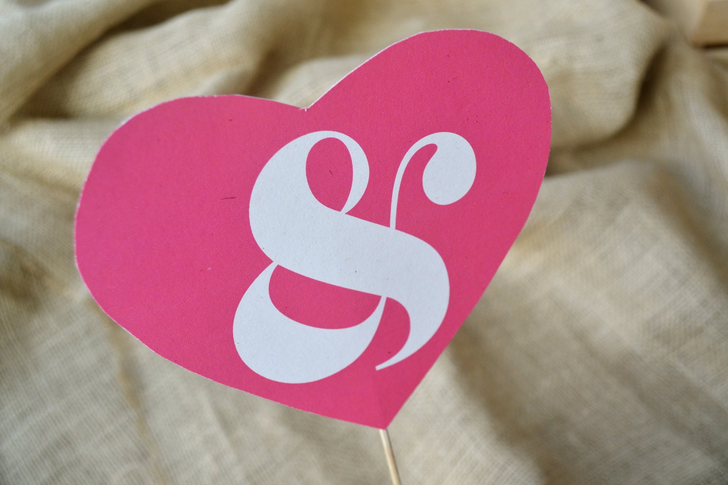 Pink Ampersand Heart Photo Prop Sign - Medium - Fette Fraktur