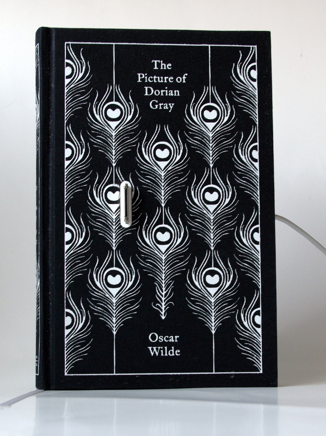 Oscar Wilde's Picture of Dorian Gray booksi Book Charging Dock for iPhone and iPod
