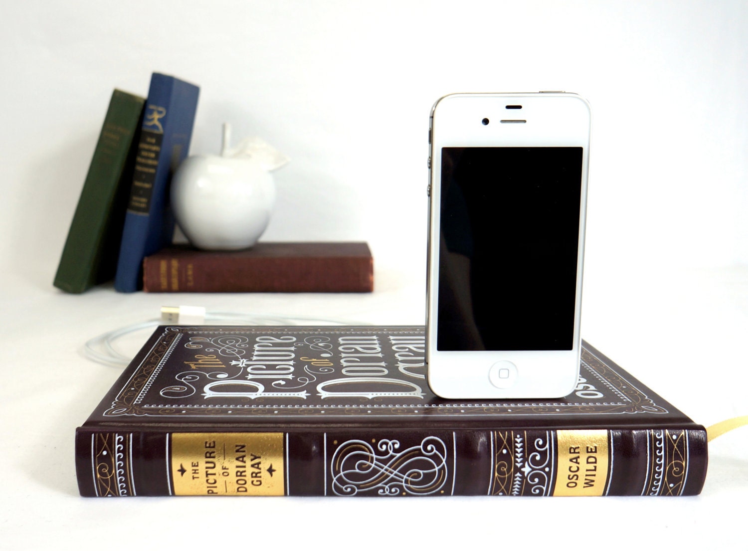 Oscar Wilde booksi for iPhone and iPod - Picture of Dorian Gray, Leatherbound Book Charger