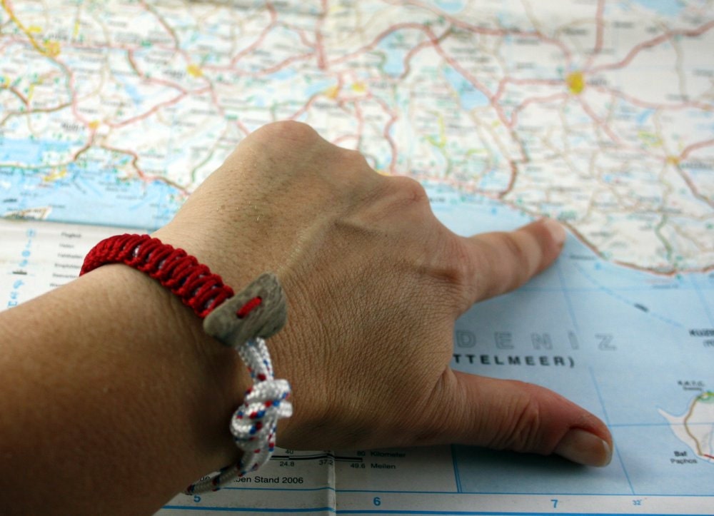 nautical bracelet red/blue/white with natural driftwood and sail rope/ paracord...very maritime...for all sailors and those who love the sea