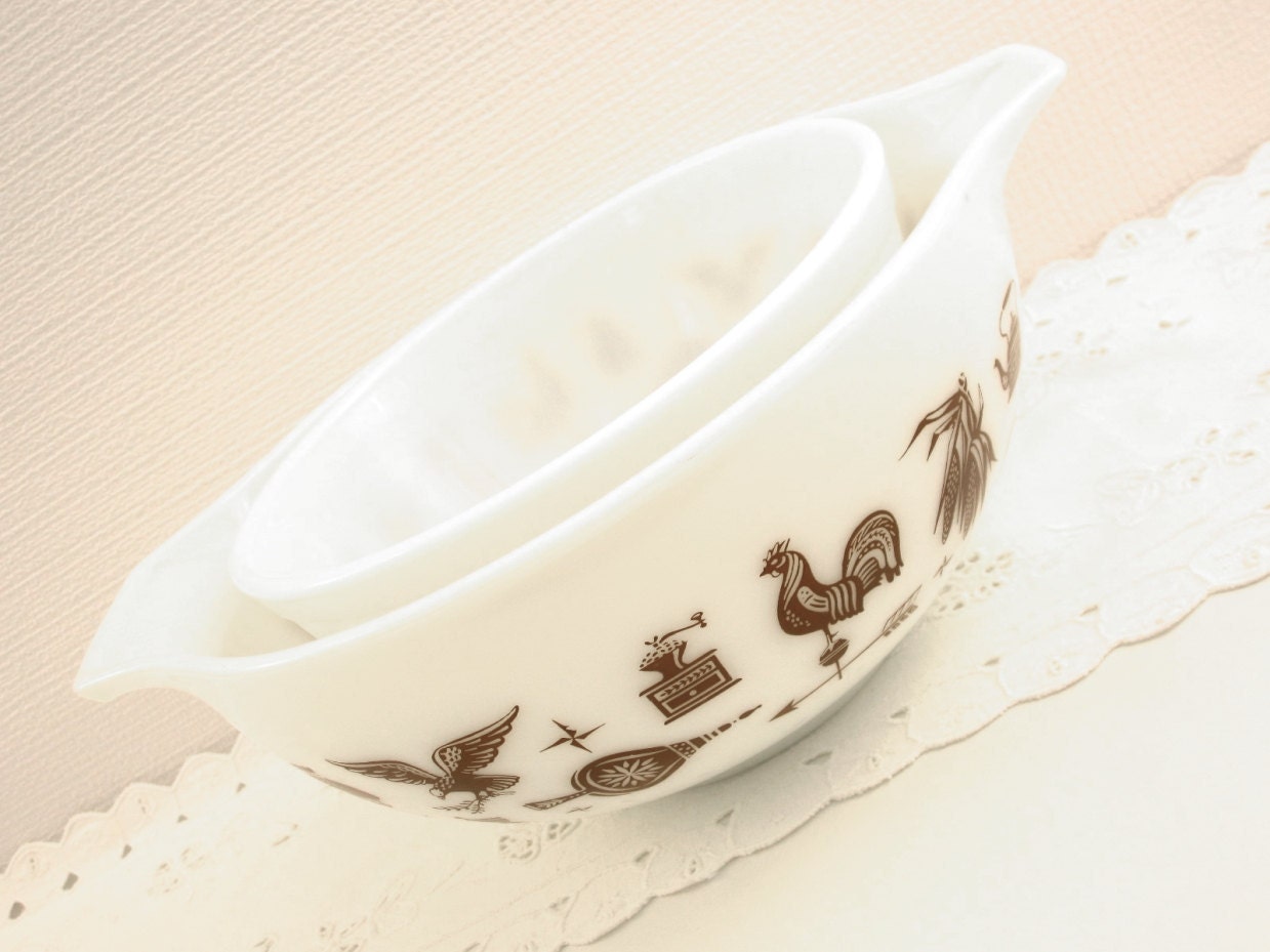Vintage Pyrex Early American Mixing Bowl, Brown 2 1/2 Quart Cinderella Handles