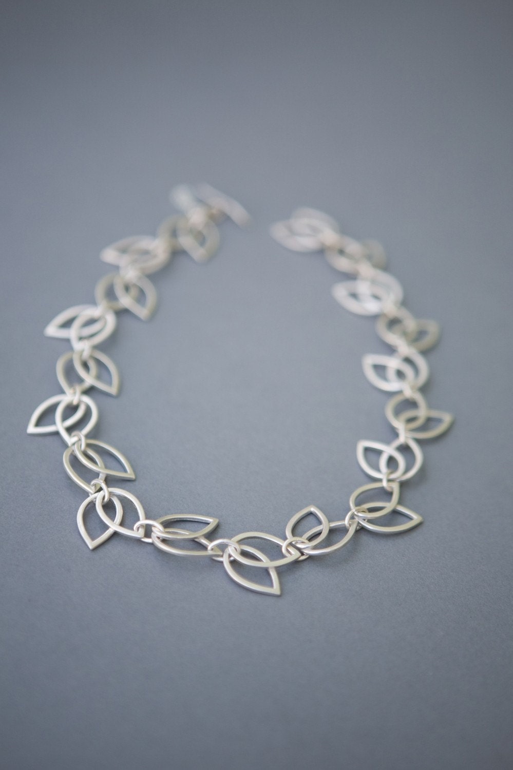 Hollow tulip collar necklace