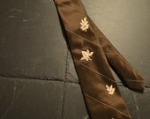 Shimmering brown necktie with beige emboidery