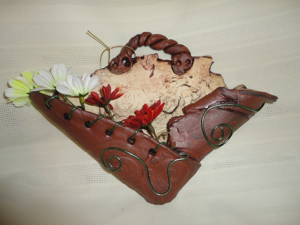 Sweet Little Wall Pocket A little rustic, country twisted handle Green wire accent