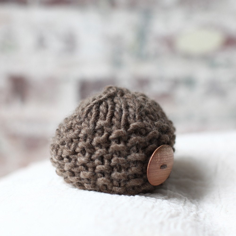 Newborn Baby Button Hat for Photographers - Wheat w/ Button