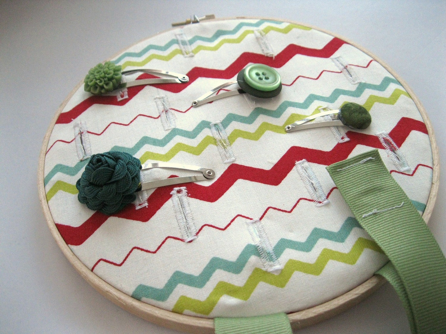 Hair Accessory Organizer : Embroidery Hoop Wall Hanging - Zig Zag Fabric - Small Round