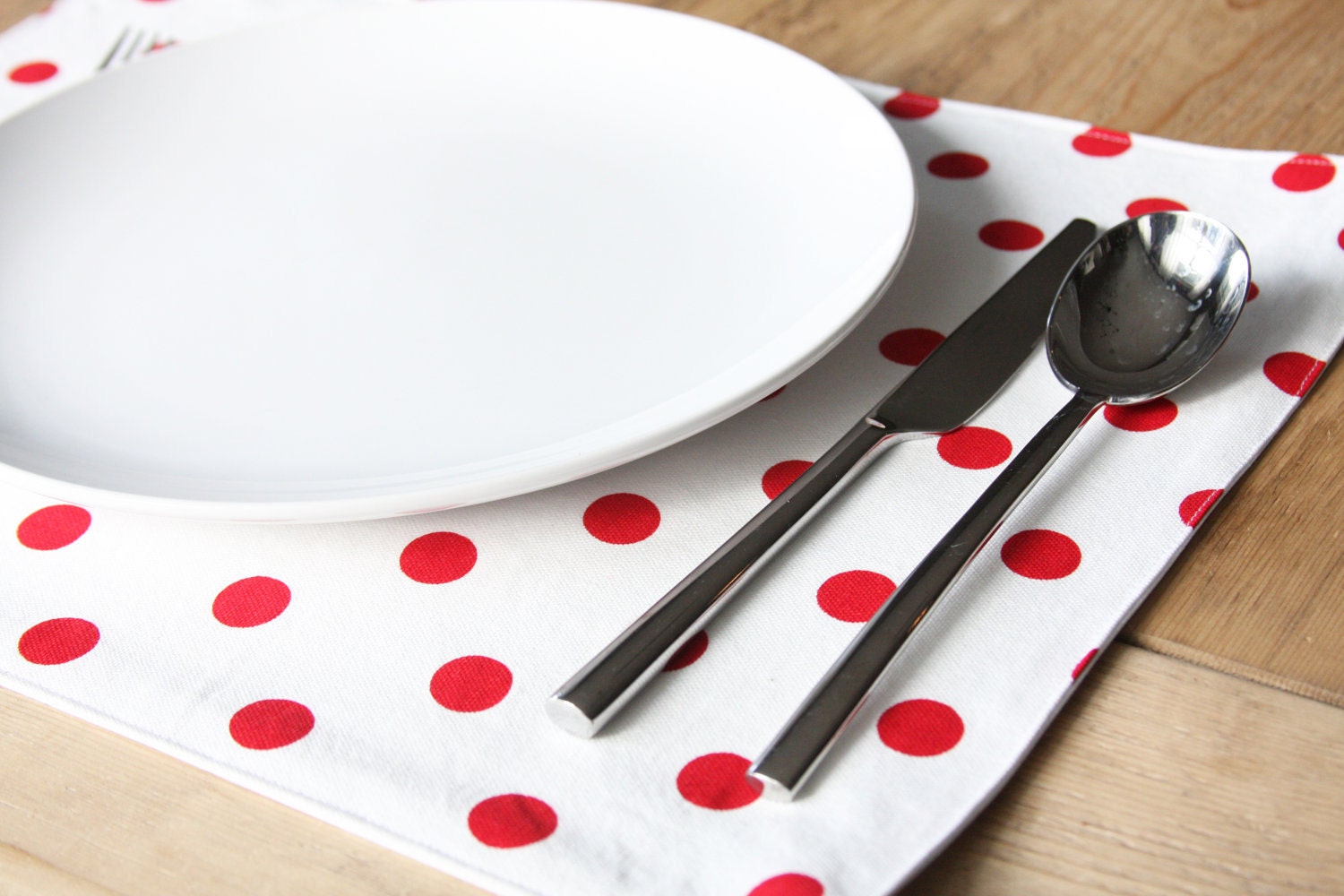 Cloth Placemats - White with Red Dot - Set of 4 - As SEEN in Etsy 2013 SPRING Look Book - Free SHIPPING
