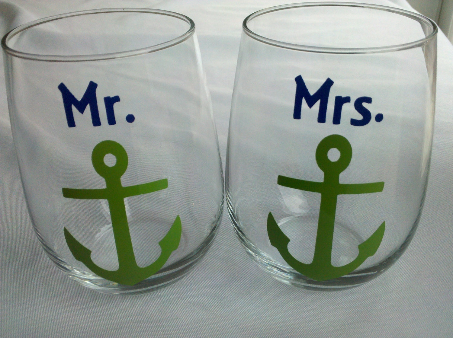 Mr. and Mrs. anchor mugs, 2 nautical themed beer mugs for bride and groom wedding, navy blue boat anchors on beer steins