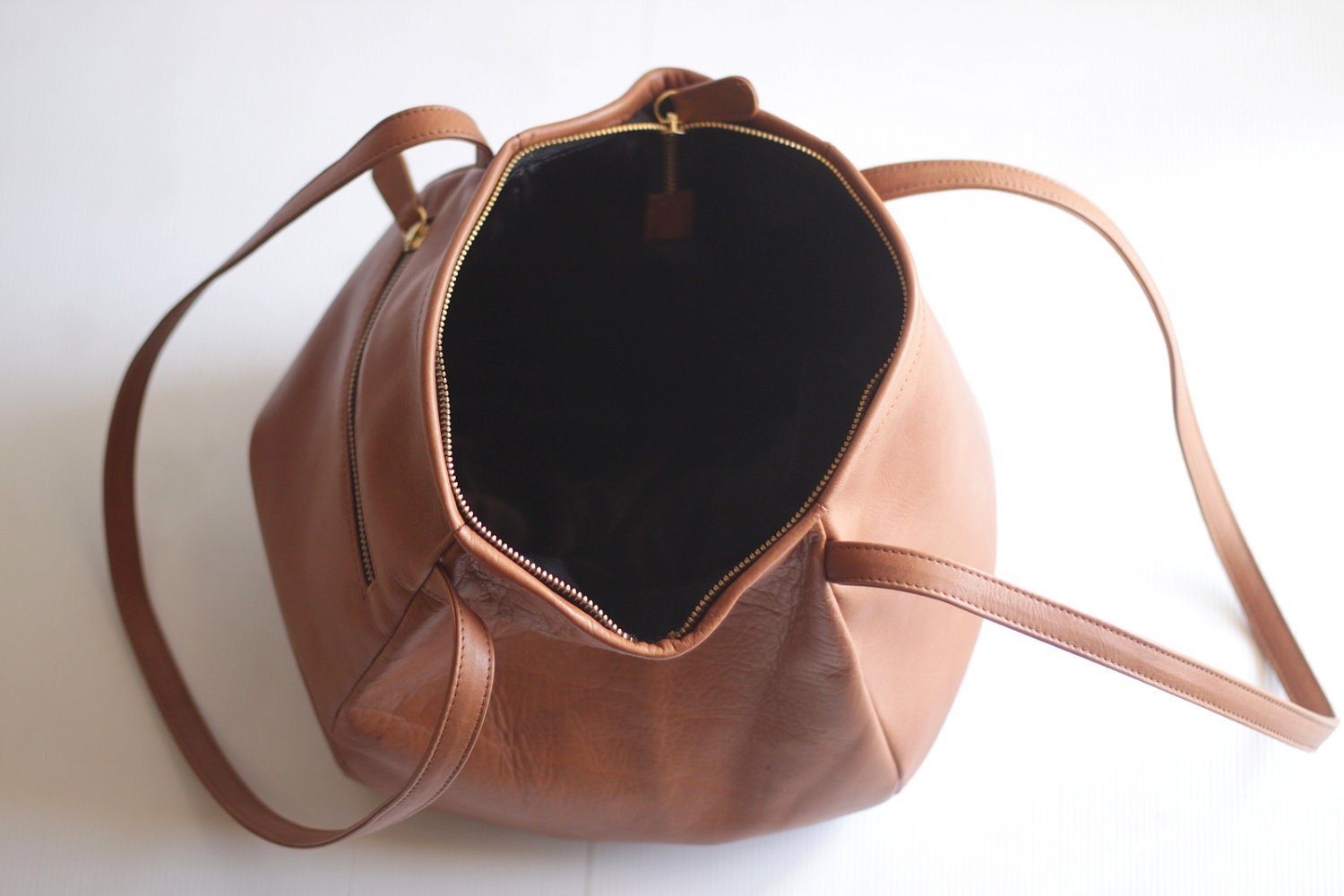 PANDORA- Leather Shoulder Bag in Tan