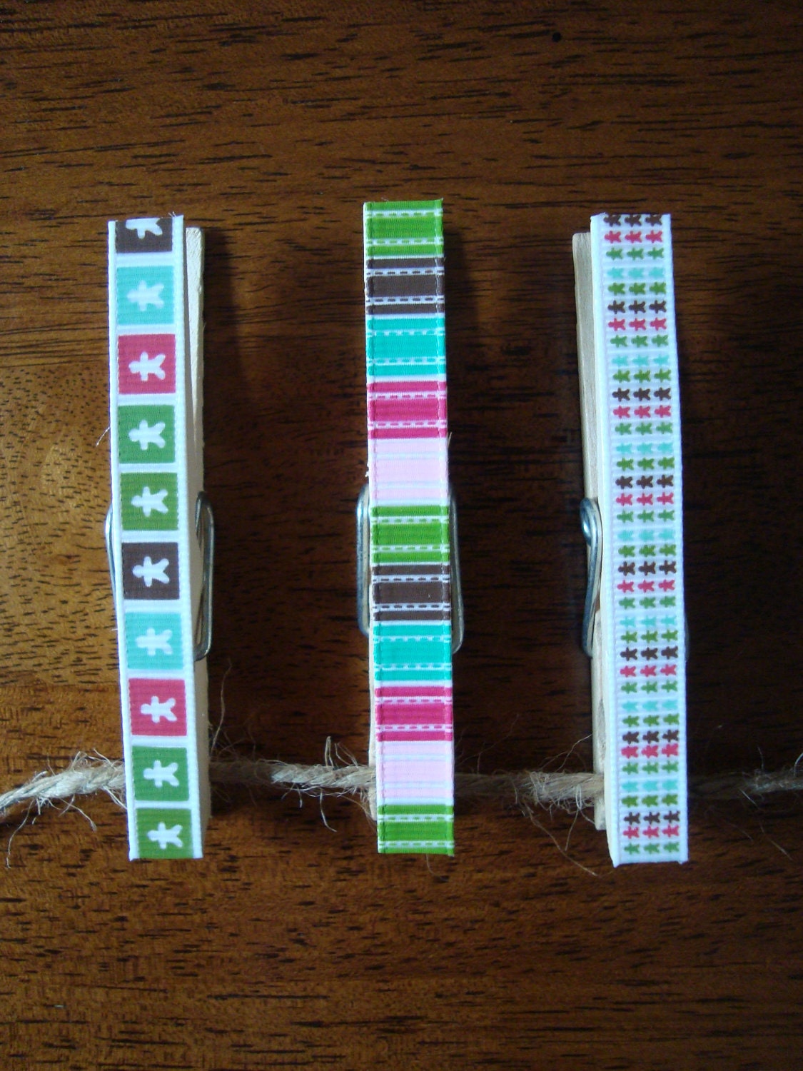 Christmas Card Display - Set of 21 Decorated Clothespins on Jute - Modern Green, Brown and Pink Gingerbread Man