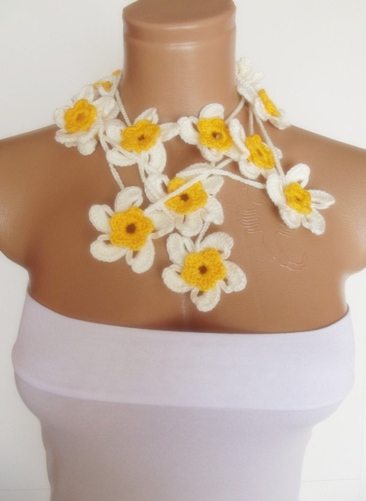 hand crocheted floral scarf lariat white yellow daisy