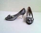 Vintage 1980s Silver Fabric Heels Pumps Shoes - IMPO - Size 6M - Silver Bow - Mirrored Heels