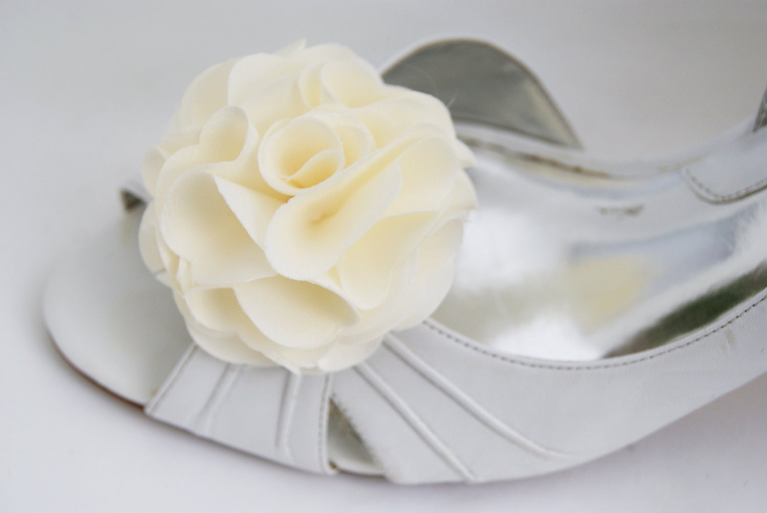 simple ivory shoe clips flower in satin fabric
