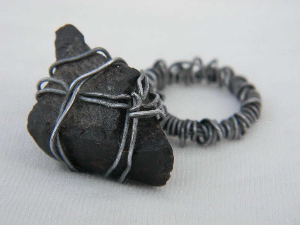 black pyramid stone statement ring size 7