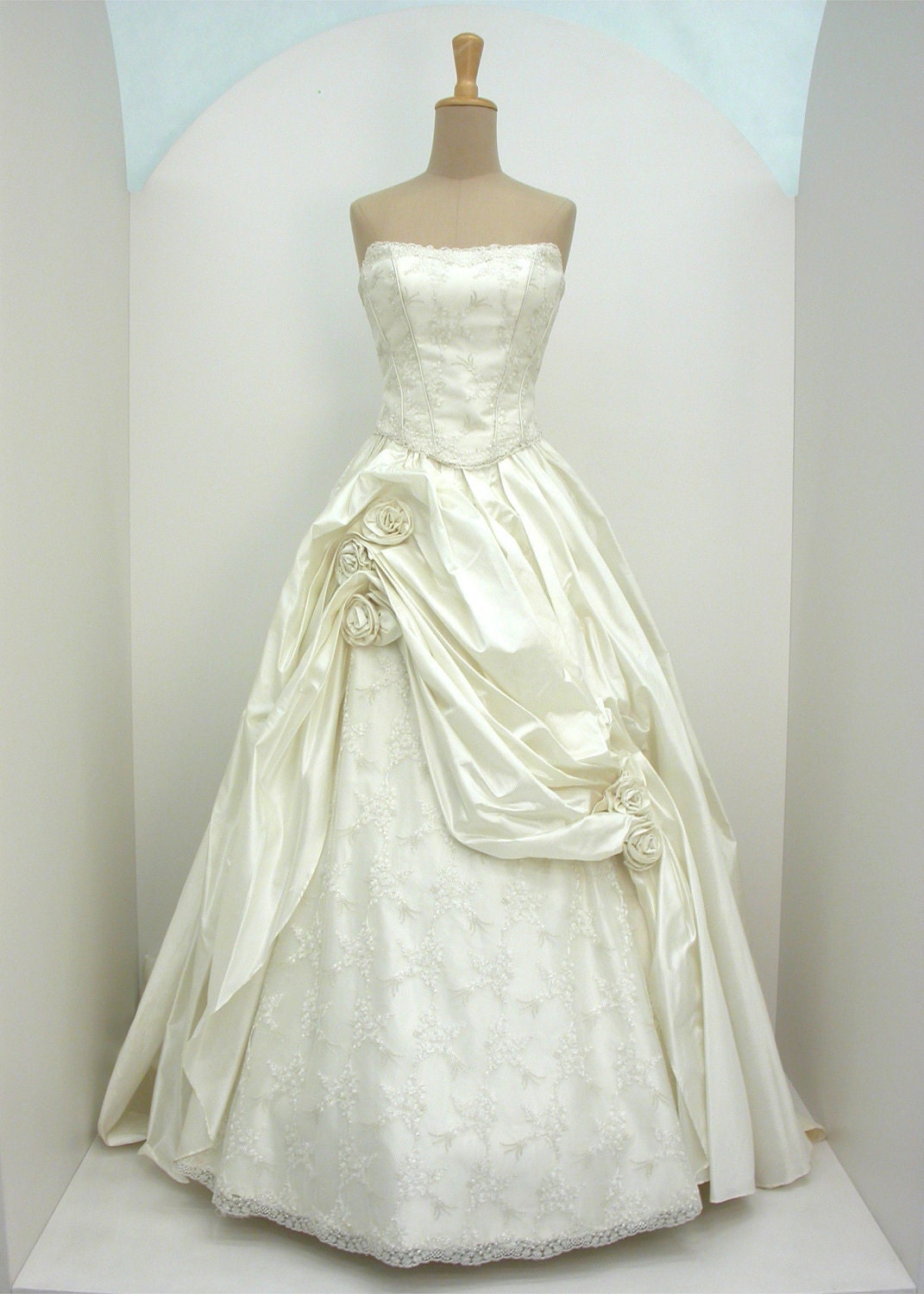 Romantic wedding dress in taffeta silk shantung