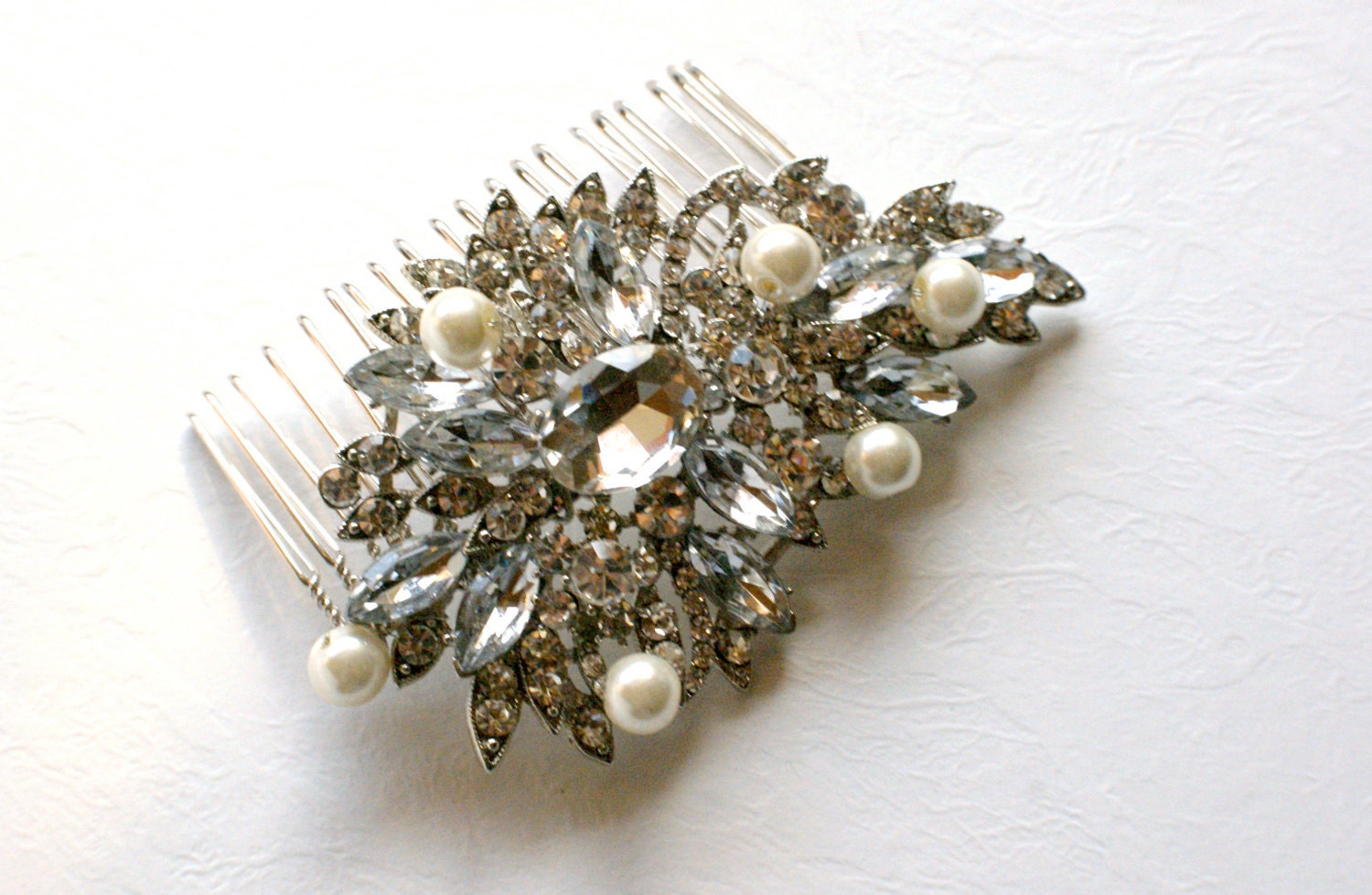 Crystal & pearl wedding hair comb. Bridal floral pearl comb. Wedding jewelry. Bridal hair piece