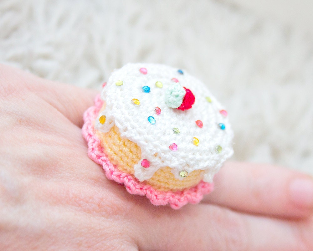 Mini Crochet Cake Ring - rainbow sprinkles