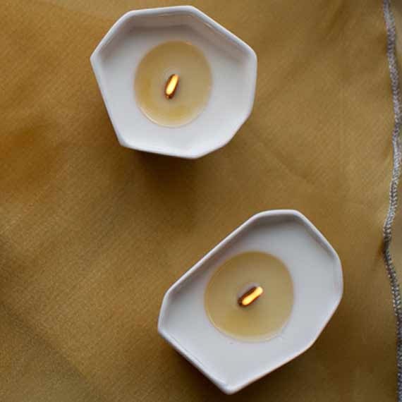 Faceted votive. TONKA BEAN / VIOLET soy candle with wooden wick in geometric porcelain.