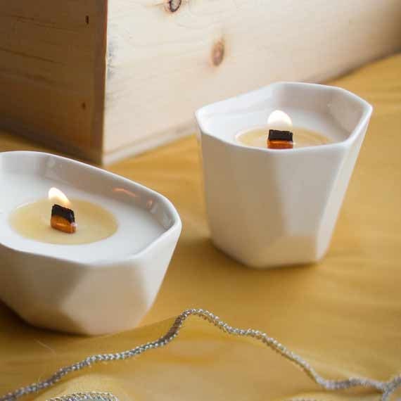 Faceted votive. TONKA BEAN / VIOLET soy candle with wooden wick in geometric porcelain.