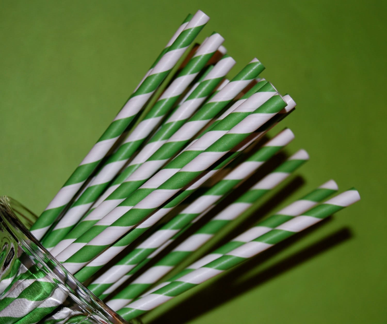 100  Kelly Green and white barber striped paper drinking straws -  with FREE Blank Paper Flags.  See also - "Personalized" flags option.