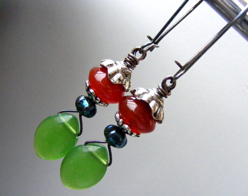 Little treasure, agate green glass, birthstone gemstone,dangle earrings, drop jewelry, bohemian victorian, gift silver, cluster briolette