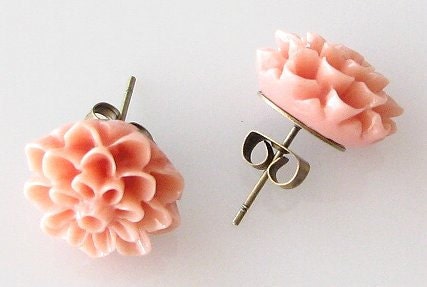 peach flower earrings, flower stud earrings, bridesmaid gift, peach earrings, chrysanthemum earrings, post earrings, peach coral earrings