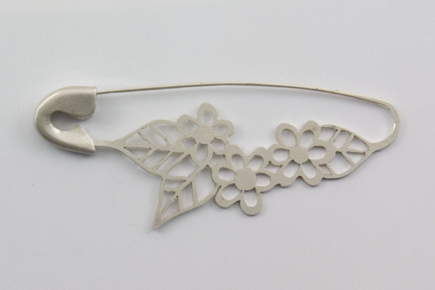 FIBULOSO FLORA hand sawed sterling silver safety pin brooch