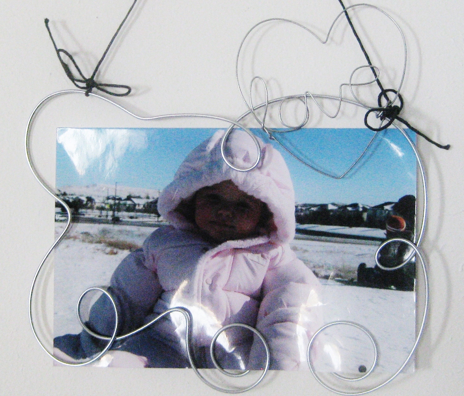 Hanging Love Swirl Picture Frame, Photo Holder, Wire Art Wall Decoration, 4x6 Wire Wall Hanging Frame