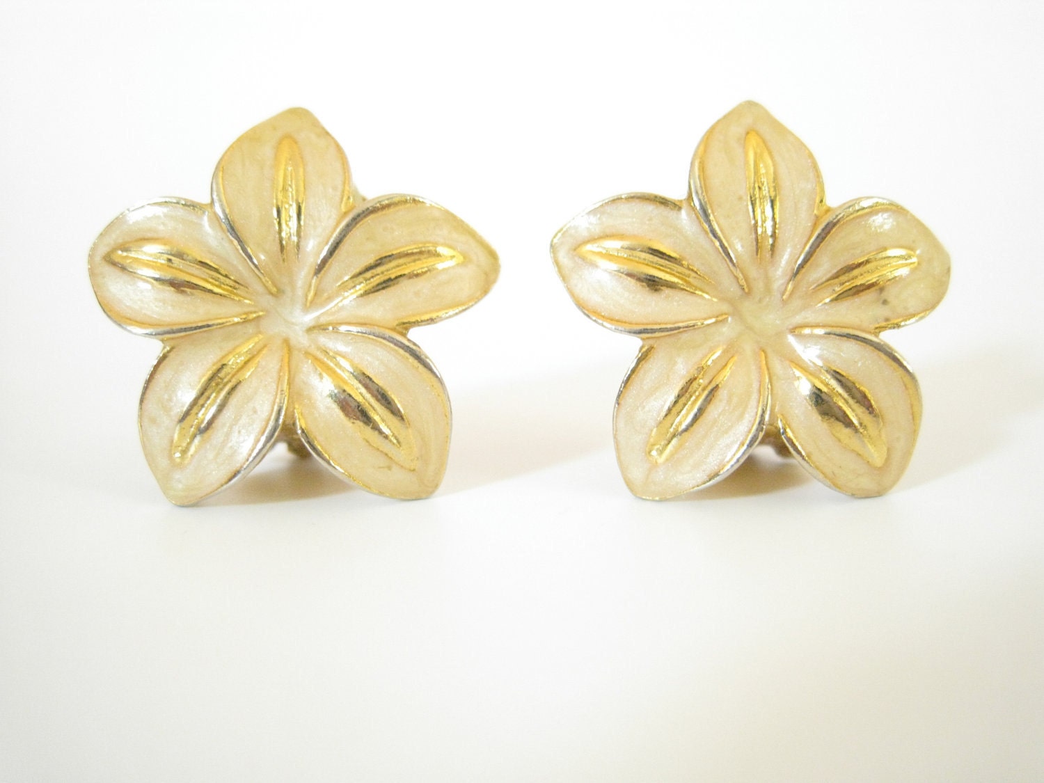 Cream and Gold Metal and Enamel Flower Earrings. 1950s Vintage Earrings